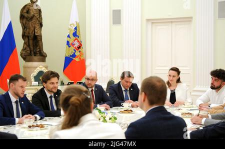 Moskau, Russland. 07.. Juli 2022. Der russische Präsident Wladimir Putin hält am 7. Juli 2022 im Kreml in Moskau, Russland, ein Treffen mit den Gewinnern des nationalen Führungswettbewerbs Russlands ab. Quelle: Mikhail Klimentyev/Kremlin Pool/Alamy Live News Stockfoto