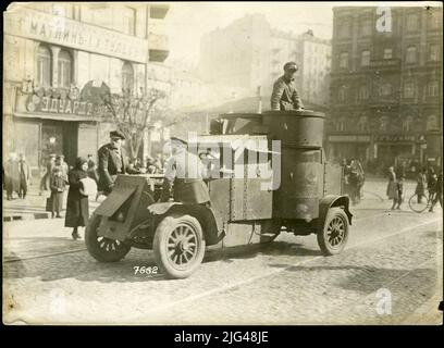 Bilder aus der Ukraine. Deutsche Truppen in Kiew: Ukrainisches Panzerauto auf einer Reise durch die Straßen von Kiew. (165) Stockfoto