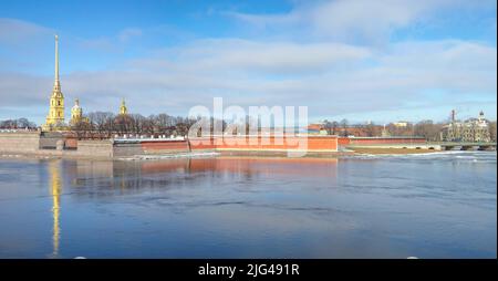 Panorama der alten Peter und Paul Festung am frühen Frühlingsmorgen. Sankt Petersburg, Russland Stockfoto