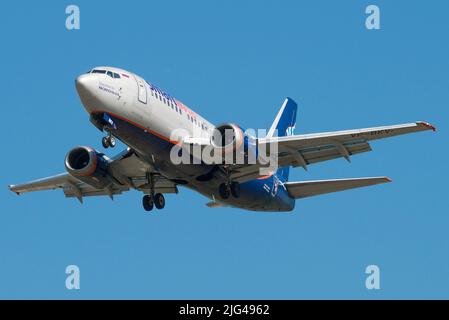 SANKT PETERSBURG, RUSSLAND - 13. MAI 2019: Flugzeug Boeing 737-505 (VP-BKV) der Smartavia Airlines auf dem Gleitschirmweg Stockfoto