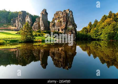 Berühmte Felsformation Externsteine im Teutoburger Wald bei Paderborn im Bundesland Nordrhein-Westfalen in Deutschland Stockfoto