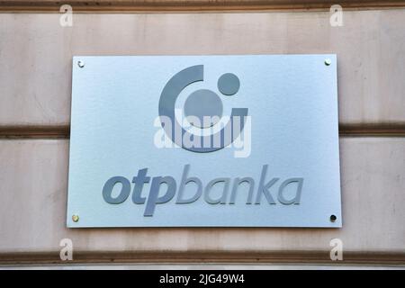 Novi Sad, Serbien - 06.05.2021: Logo der OTP Bank an der Fassade des Gebäudes. Büro der größten in Europa tätigen Bank Stockfoto