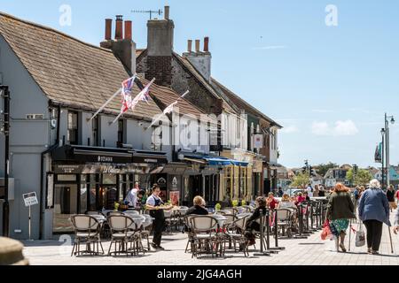 Shoreham-by-Sea, Juli 1. 2022: Fußgängerzone in der East Street Stockfoto