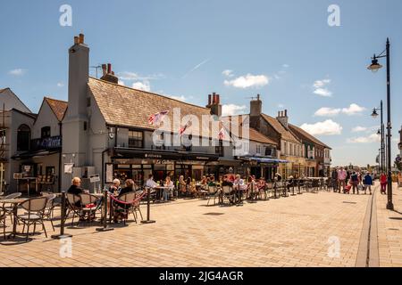 Shoreham-by-Sea, Juli 1. 2022: Fußgängerzone in der East Street Stockfoto