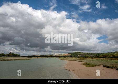 Shoreham-by-Sea, Juli 1. 2022: Der Fluss Adur Stockfoto