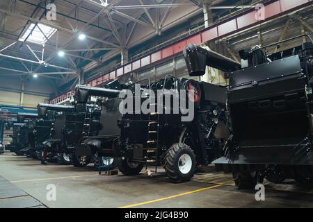 Werkshalle mit Mähdreschern montiert. Industrielle Produktion von Landmaschinen. Stockfoto