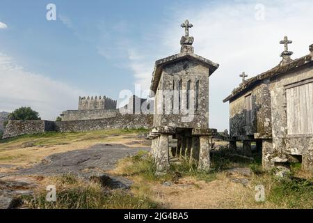 Alte Steinspeicher und mittelalterliche Burg, Lindoso, nördlich von Portugal. Stockfoto