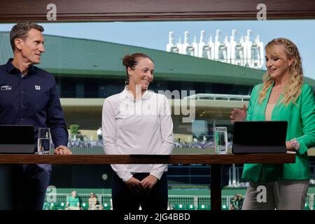 London, Großbritannien. 07.. Juli 2022. Tennis: Grand Slam, WTA Tour, Wimbledon. Tatjana Maria (M) spricht nach ihrem Halbfinale mit Moderatorin Katharina Kleinfeldt (r) und Moderatorin Patrik Kühnen im Sky Pay-TV Studio. Quelle: Frank Molter/dpa/Alamy Live News Stockfoto