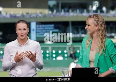 London, Großbritannien. 07.. Juli 2022. Tennis: Grand Slam, WTA Tour, Wimbledon. Tatjana Maria (r) spricht nach ihrem Halbfinalspiel mit Moderatorin Katharina Kleinfeldt im Pay-TV-Studio Sky. Quelle: Frank Molter/dpa/Alamy Live News Stockfoto