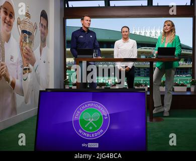 London, Großbritannien. 07.. Juli 2022. Tennis: Grand Slam, WTA Tour, Wimbledon. Tatjana Maria (M) spricht nach ihrem Halbfinale mit Moderatorin Katharina Kleinfeldt (r) und Moderatorin Patrik Kühnen im Sky Pay-TV Studio. Quelle: Frank Molter/dpa/Alamy Live News Stockfoto