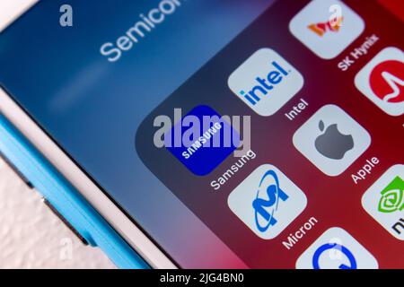 Samsung und beliebte Halbleitermarken, Intel, SK Hynix, Micron Technology, Apple Inc, Broadcom, Qualcomm, Nvidia und Texas Instruments auf einem iPhone Stockfoto