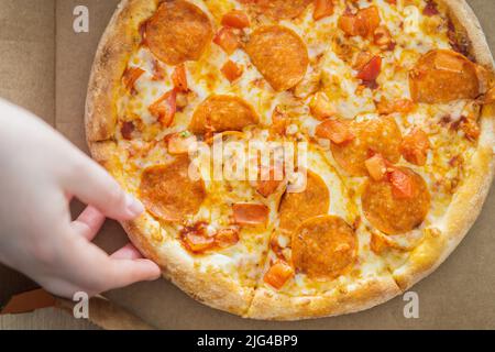 Pizza Pepperoni in einer Kartonbox. Blick von oben Stockfoto