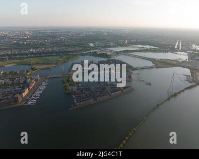 Amsterdam Steigereiland über der künstlichen Insel IJburg modernes Wohngebiet intelligentes Stadtbild am Wasser Ijmeer. Urban Häuser Gebäude Stadt Stockfoto