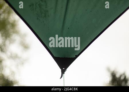 Markise am Seil. Details des Zeltes auf dem Campingplatz. Grüne Qualität. Straffe Markise. Stockfoto