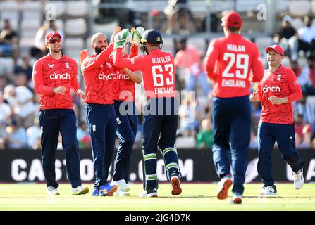 Der englische Jos Buttler (Mitte) feiert das Dickicht des indischen Rohit Sharma mit Teamkollegen, nachdem er sie beim ersten Vitality IT20-Spiel beim Ageas Bowl in Southampton gefangen hatte. Bilddatum: Donnerstag, 7. Juli 2022. Stockfoto