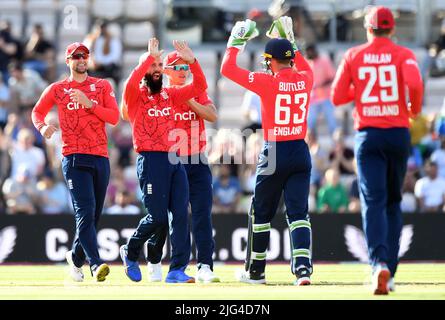 Der englische Jos Buttler (zweite rechts) feiert das Dickicht des indischen Rohit Sharma mit seinen Teamkollegen, nachdem er sie beim ersten Vitality IT20-Spiel beim Ageas Bowl in Southampton gefangen hatte. Bilddatum: Donnerstag, 7. Juli 2022. Stockfoto