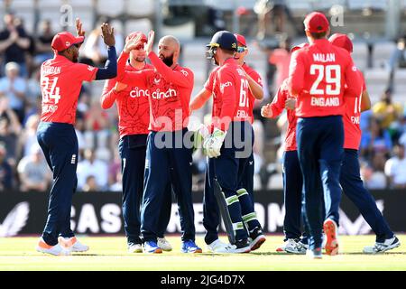 Der englische Jos Buttler (Mitte) feiert das Dickicht des indischen Rohit Sharma mit Teamkollegen, nachdem er sie beim ersten Vitality IT20-Spiel beim Ageas Bowl in Southampton gefangen hatte. Bilddatum: Donnerstag, 7. Juli 2022. Stockfoto