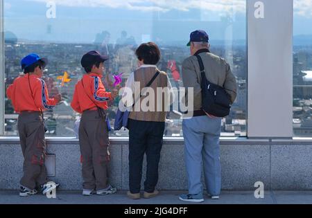 Tägliches Leben im futuristischen Open Court Kyoto JR Station - The Cube, Kyoto JP Stockfoto