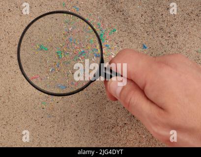 Kontamination der Umgebung mit Mikroplastik, einer Nahaufnahme von Mikroplastik. Konzeptuelles Image. Stockfoto