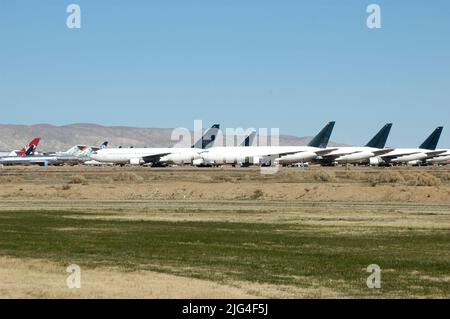 Die hochzeitig am Flughafen Mojave in Kalifornien geparkten Flugzeuge warten darauf, repariert und für die Wiederverwendung als Fracht und so renoviert zu werden Stockfoto