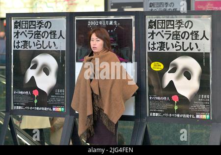 Tägliches Leben im futuristischen Open Court Kyoto JR Station - The Cube, Kyoto JP Stockfoto