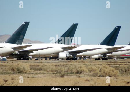 Die hochzeitig am Flughafen Mojave in Kalifornien geparkten Flugzeuge warten darauf, repariert und für die Wiederverwendung als Fracht und so renoviert zu werden Stockfoto