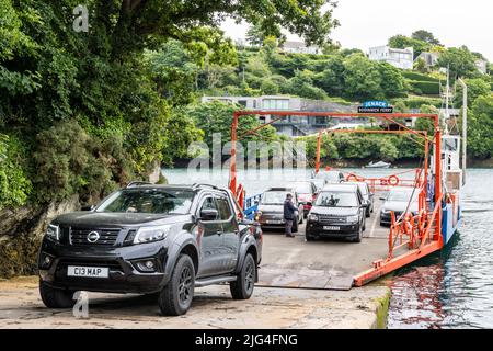 Autofähre. Autos, die die Fähre von Bodinnick verlassen, die den Fluss Fowey überquert und die mittlere und östliche Cornwall verbindet. Fowey, Cornwall, Großbritannien Stockfoto