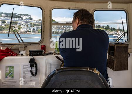 Der Fährmann. Die Polruan Passagierfähre, die zwischen Fowey und Polruan verkehrt. Fowey, Cornwall, Großbritannien Stockfoto