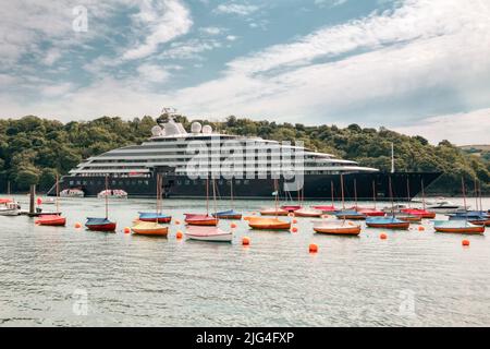 Großes Schiff, kleines Schiff. Das Luxuskreuzfahrtschiff Scenic Eclipse der Scenic Group auf Besuch in Fowey, Cornwall, Großbritannien Stockfoto