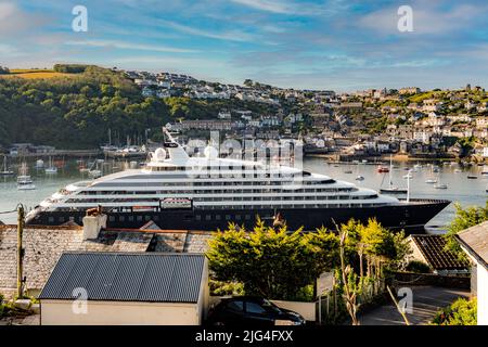 Das Luxuskreuzfahrtschiff Scenic Eclipse der Scenic Group auf Besuch in Fowey, Cornwall, Großbritannien Stockfoto