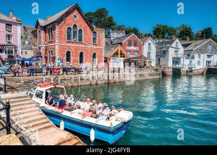 Alle an Bord, Mevagissey Fähre in Fowey, Cornwall, Großbritannien Stockfoto