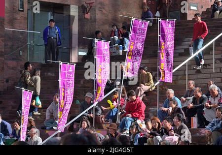Tägliches Leben im futuristischen Open Court Kyoto JR Station - The Cube, Kyoto JP Stockfoto