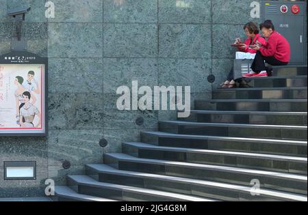 Tägliches Leben im futuristischen Open Court Kyoto JR Station - The Cube, Kyoto JP Stockfoto