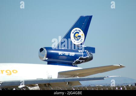 Die hochzeitig am Flughafen Mojave in Kalifornien geparkten Flugzeuge warten darauf, repariert und für die Wiederverwendung als Fracht und so renoviert zu werden Stockfoto