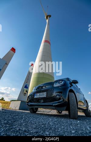 Gemeinde Windpark Westernfeld-Buchgarten, bei Lichtenau, 11 Windturbinen, kostenlose Ladestation für E-Autos am Windpark, kooperativ organisiert Stockfoto