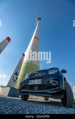 Gemeinde Windpark Westernfeld-Buchgarten, bei Lichtenau, 11 Windturbinen, kostenlose Ladestation für E-Autos am Windpark, kooperativ organisiert Stockfoto