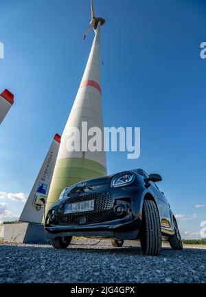 Gemeinde Windpark Westernfeld-Buchgarten, bei Lichtenau, 11 Windturbinen, kostenlose Ladestation für E-Autos am Windpark, kooperativ organisiert Stockfoto