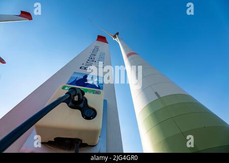 Gemeinde Windpark Westernfeld-Buchgarten, bei Lichtenau, 11 Windturbinen, kostenlose Ladestation für E-Autos am Windpark, kooperativ organisiert Stockfoto