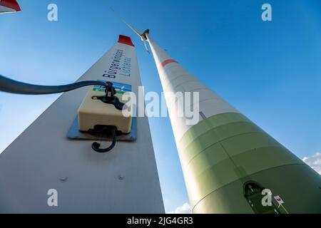 Gemeinde Windpark Westernfeld-Buchgarten, bei Lichtenau, 11 Windturbinen, kostenlose Ladestation für E-Autos am Windpark, kooperativ organisiert Stockfoto