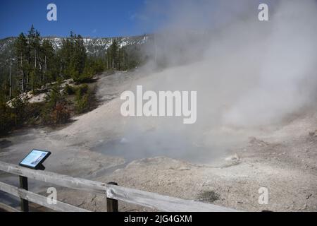 Yellowstone-Nationalpark, USA. 5/21-24/2022. Berylquelle ist eine heiße Quelle am Straßenrand im Gibbon Geyser Basin. Leicht zu Fuß erreichbar. Groß überhitzt Stockfoto