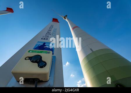 Gemeinde Windpark Westernfeld-Buchgarten, bei Lichtenau, 11 Windturbinen, kostenlose Ladestation für E-Autos am Windpark, kooperativ organisiert Stockfoto