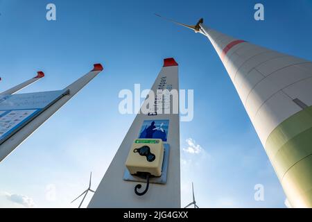 Gemeinde Windpark Westernfeld-Buchgarten, bei Lichtenau, 11 Windturbinen, kostenlose Ladestation für E-Autos am Windpark, kooperativ organisiert Stockfoto