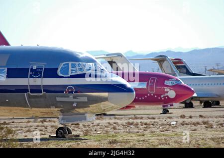 Die hochzeitig am Flughafen Mojave in Kalifornien geparkten Flugzeuge warten darauf, repariert und für die Wiederverwendung als Fracht und so renoviert zu werden Stockfoto