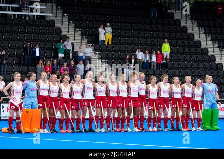 AMSTELVEEN, NIEDERLANDE - JULI 7: Hollie Pearne-Webb von England, Maddie Hinch von England, Lily Owsley von England, Anna Toman von England, Elena Hunt von England, Giselle Ansley von England, Holly Hunt von England, Grace Balsdon von England, Fiona knistert von England, Darcy Bourne von England, Shona McCallin von England, Tessa Howard aus England, Lily Walker aus England, Sophie Hamilton aus England, Laura Unsworth aus England und Sabbie Heesh aus England stehen während des FIH Hockey Women's World Cup 2022-Spiels zwischen England und China am 7. Juli 2022 im Wagener Hockey Stadium in Amstelveen, Netherla, an Stockfoto