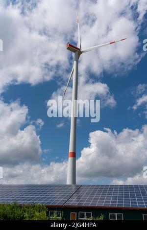 Windpark südwestlich von Lichtenau, Ostwestfalen-Lippe, Solaranlage auf einem landwirtschaftlichen Gebäude, Stall, NRW, Deutschland, Stockfoto