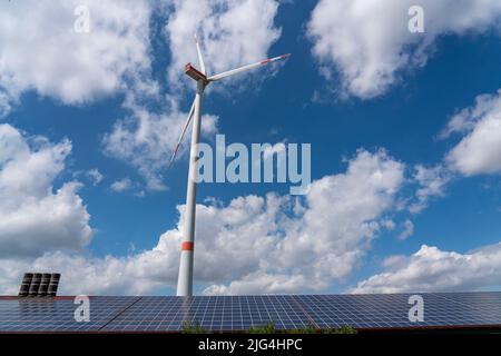 Windpark südwestlich von Lichtenau, Ostwestfalen-Lippe, Solaranlage auf einem landwirtschaftlichen Gebäude, Stall, NRW, Deutschland, Stockfoto