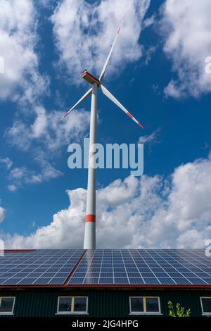 Windpark südwestlich von Lichtenau, Ostwestfalen-Lippe, Solaranlage auf einem landwirtschaftlichen Gebäude, Stall, NRW, Deutschland, Stockfoto