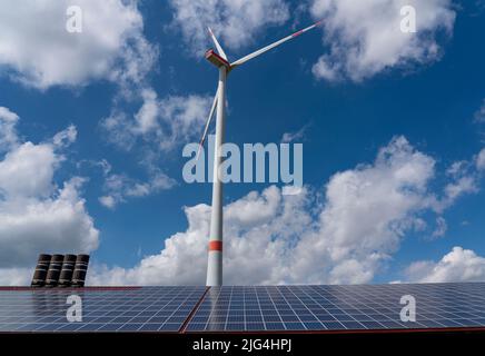 Windpark südwestlich von Lichtenau, Ostwestfalen-Lippe, Solaranlage auf einem landwirtschaftlichen Gebäude, Stall, NRW, Deutschland, Stockfoto