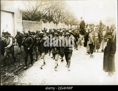 Die Türkei im Weltkrieg. Bei einer Truppenausstellung in Damaskus. Türkische Jnfantry auf dem Weg zum Paradeplatz Stockfoto