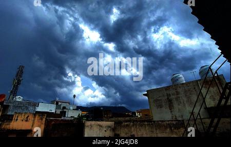 Am 6. Juli 2022 ragen heftige Regenmonsunwolken über der Stadt Ajmer, Rajasthan, Indien, auf. Foto von ABACAPRESS.COM Stockfoto